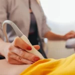 فیبرواسکن کبد چگونه انجام می‌شود؟